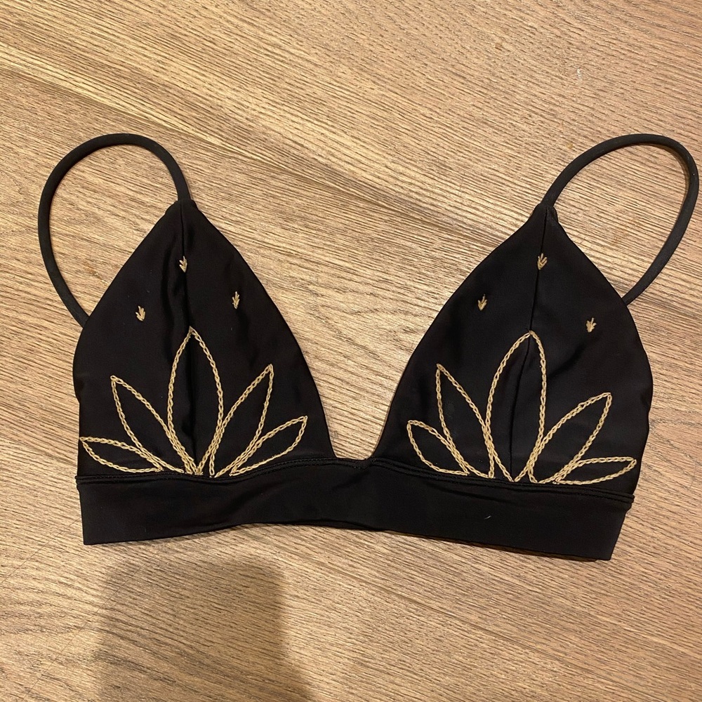 ❗️SOLD❗️ BENOA embroidered chambers top